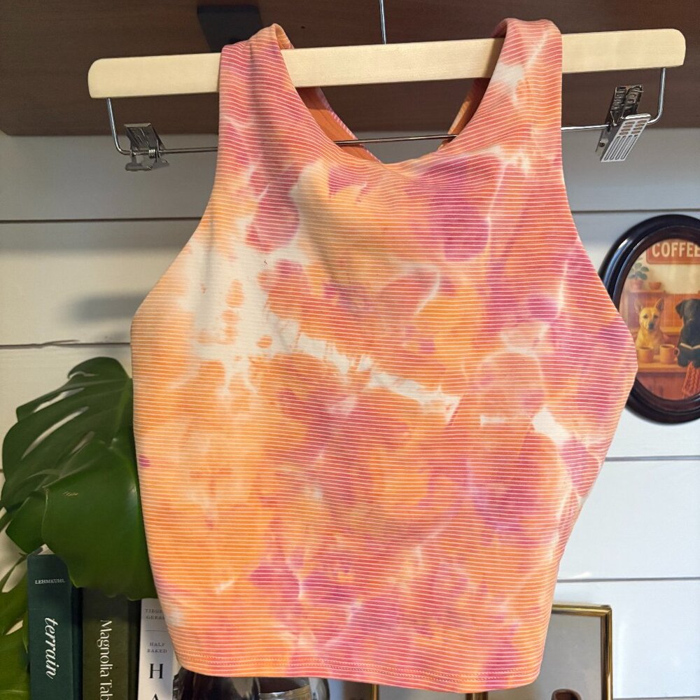 Athleta cropped performance tank in a vibrant coral + pink print 🤍 Small